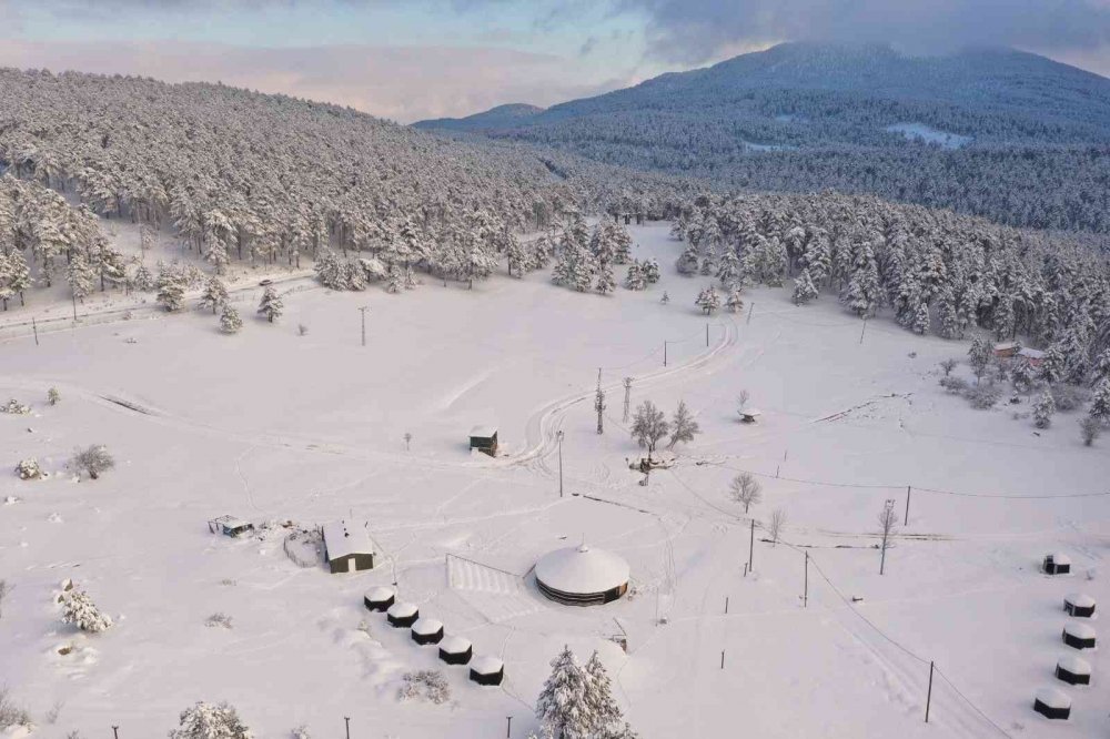 Karla beyaza bürünen Görecik Yaylası havadan görüntülendi