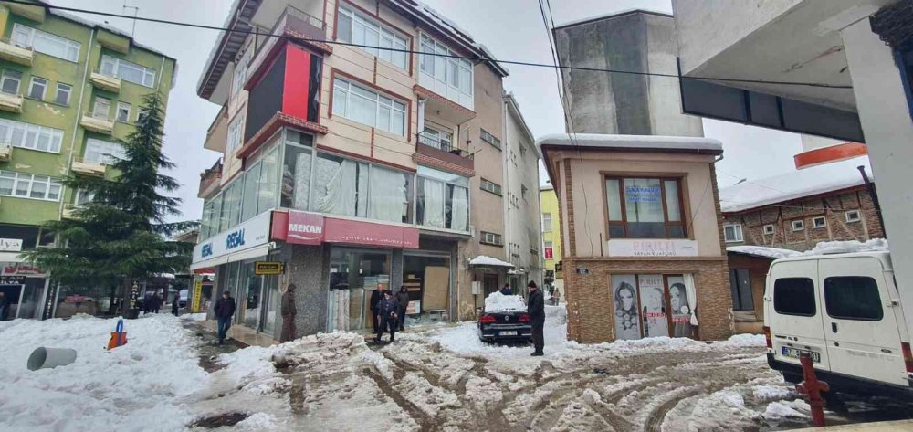 Otomobili çatıdan düşen kar kütlesiyle kullanılamaz hale geldi