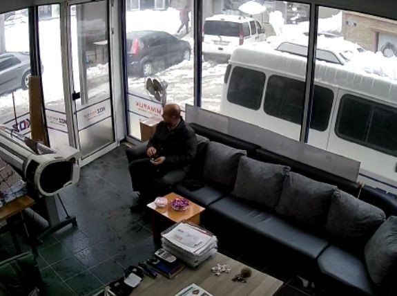 Otomobili çatıdan düşen kar kütlesiyle kullanılamaz hale geldi