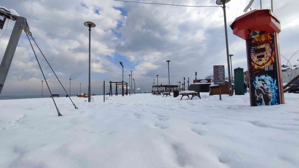 Sakarya’nın Karadeniz’e kıyısı beyaza büründü