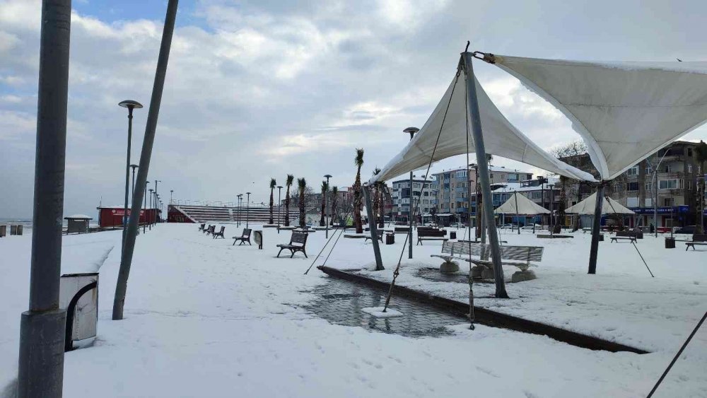 Sakarya’nın Karadeniz’e kıyısı beyaza büründü