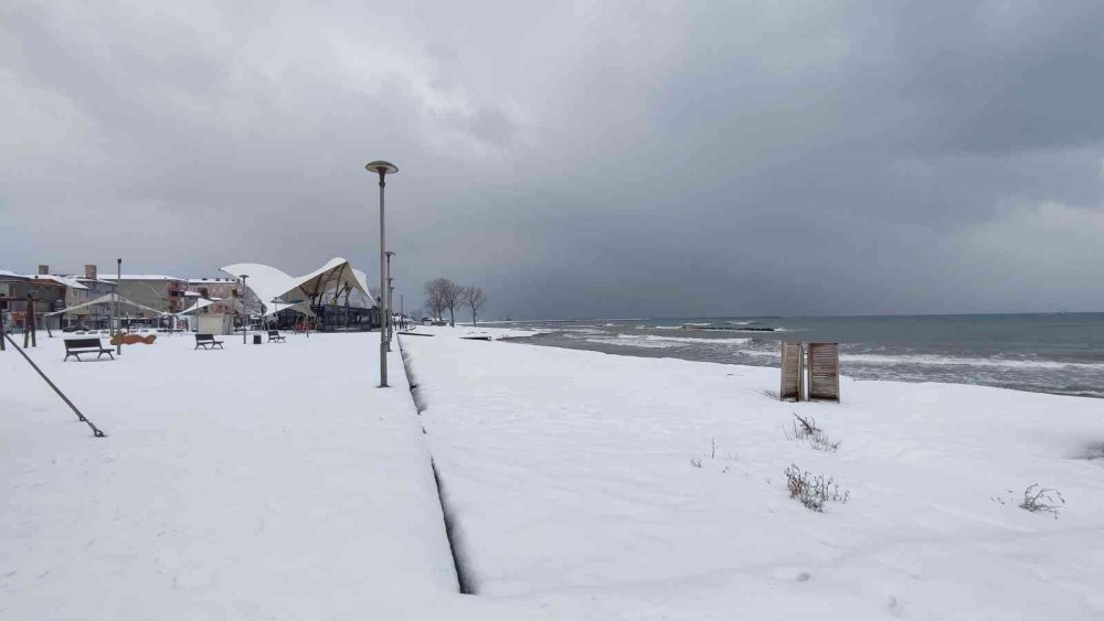 Sakarya’nın Karadeniz’e kıyısı beyaza büründü