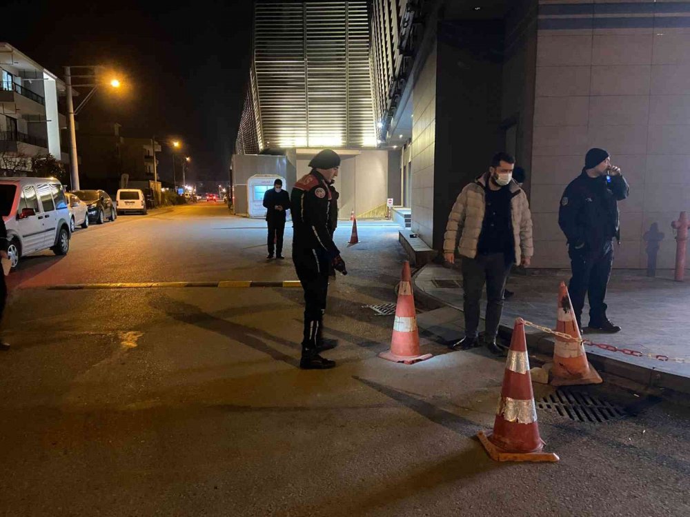 AVM’ye silahla giren şüpheli kendisini tuvalete kilitlemiş