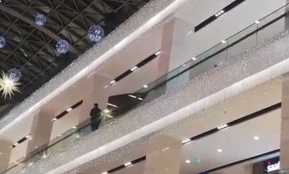 AVM’ye silahla giren şüpheli kendisini tuvalete kilitlemiş