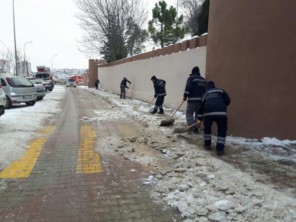 Kaldırımların kar ve buzu temizleniyor