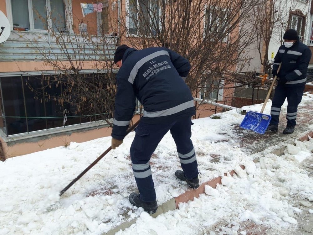 Kaldırımların kar ve buzu temizleniyor