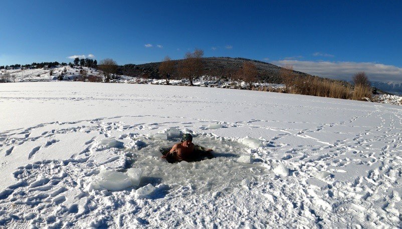 Uludağ’ın buz tutan göllerini testere ile kesti