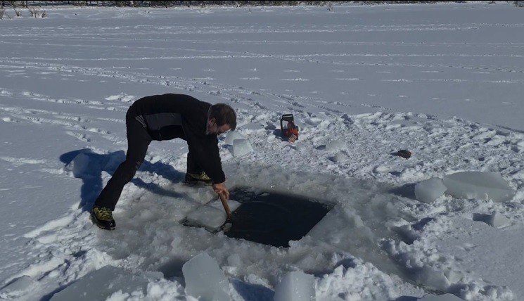 Uludağ’ın buz tutan göllerini testere ile kesti