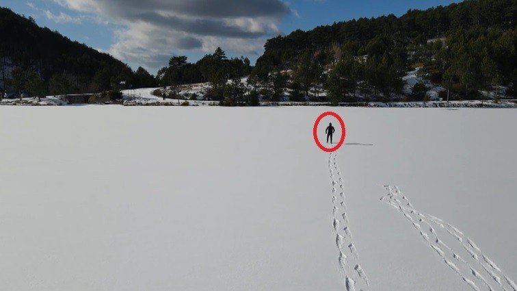 Uludağ’ın buz tutan göllerini testere ile kesti