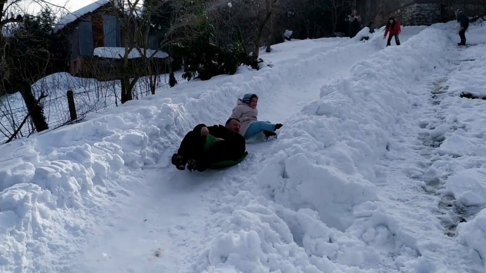 Kayak pistine çevirdikleri alanda doyasıya eğlendiler
