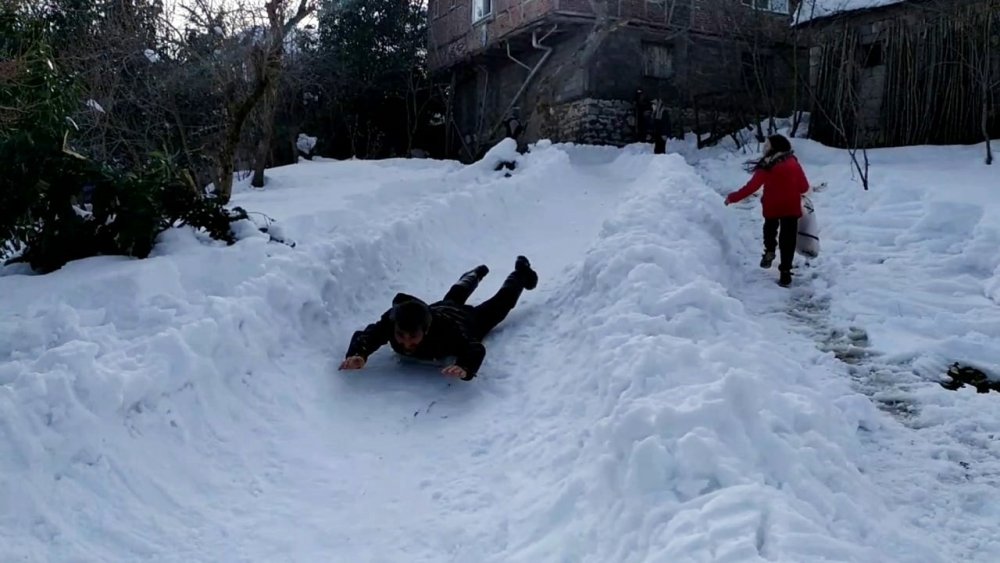 Kayak pistine çevirdikleri alanda doyasıya eğlendiler