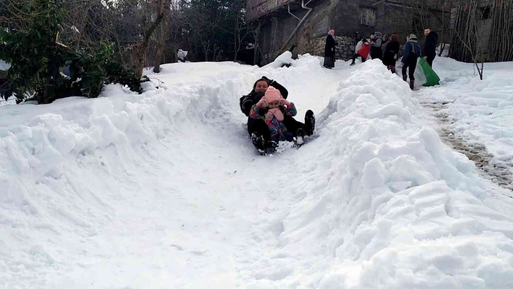 Kayak pistine çevirdikleri alanda doyasıya eğlendiler