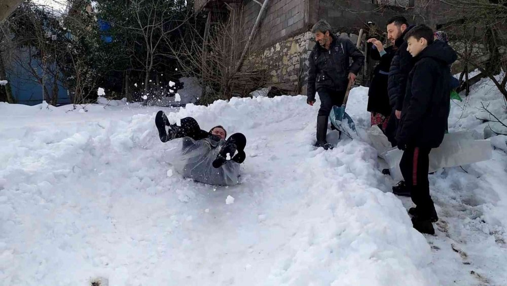 Kayak pistine çevirdikleri alanda doyasıya eğlendiler
