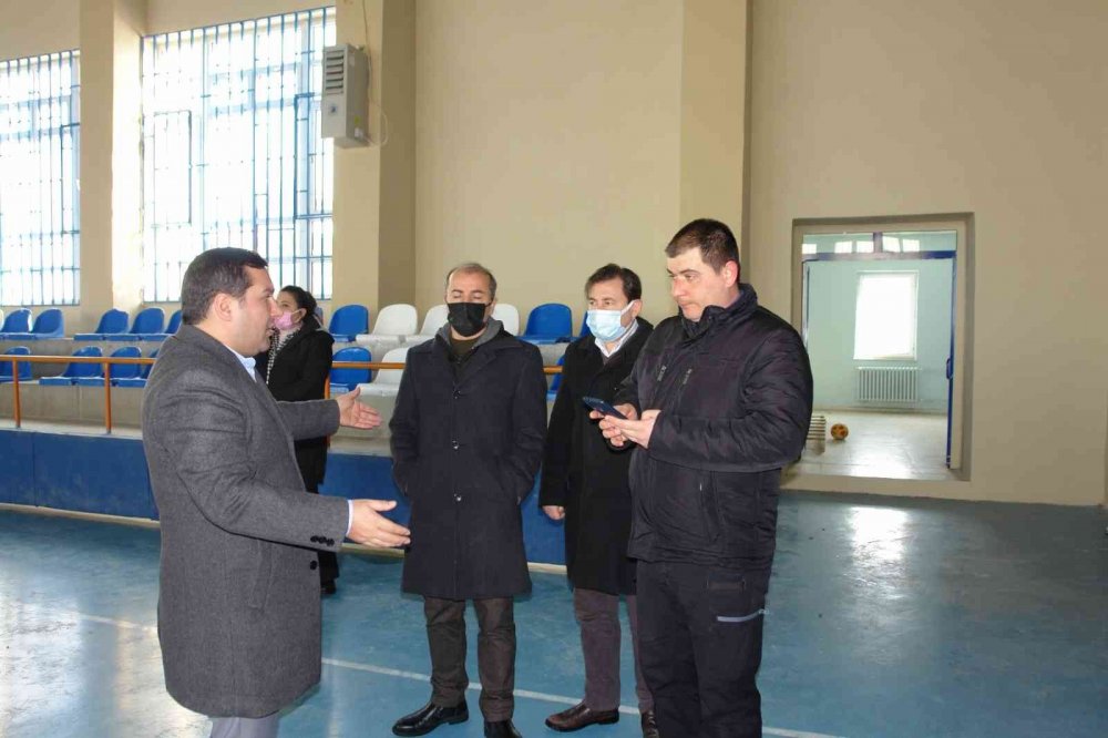 Bağışlanan 3 ton boyayla okullar boyanmaya başladı