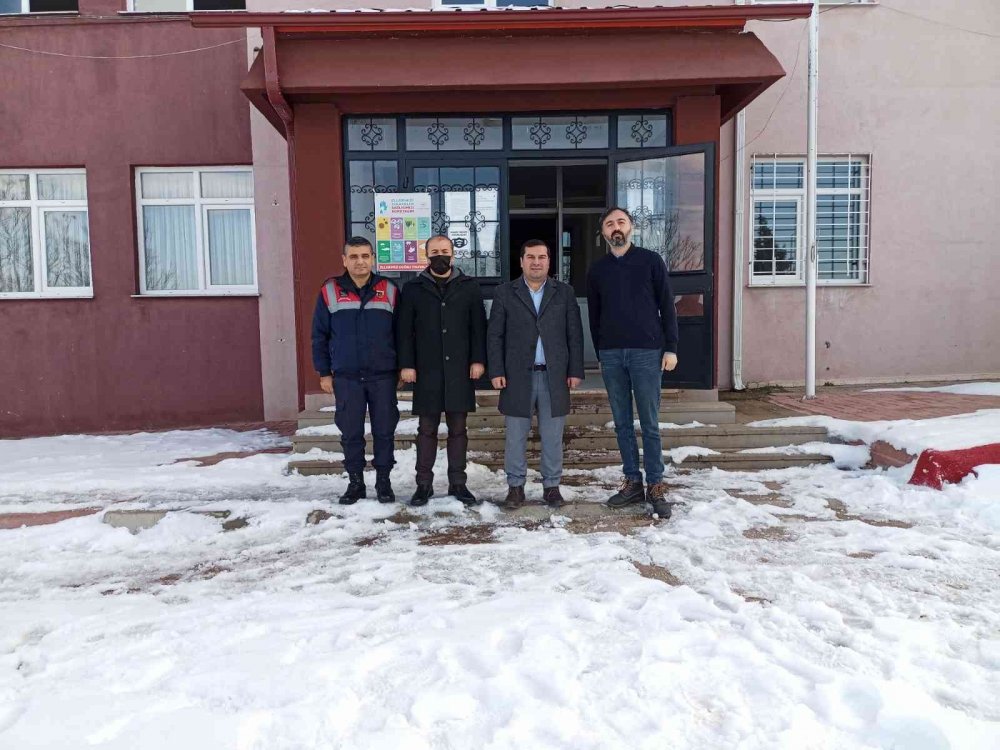 Bağışlanan 3 ton boyayla okullar boyanmaya başladı