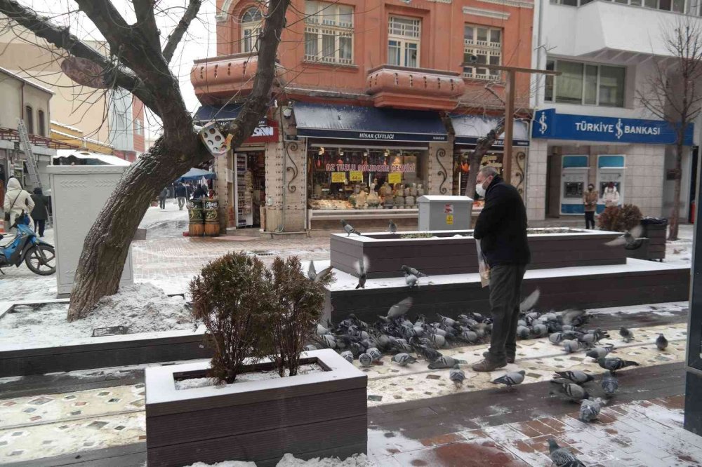 Güvercinler Hamamyolu’na her gün onun için geliyor