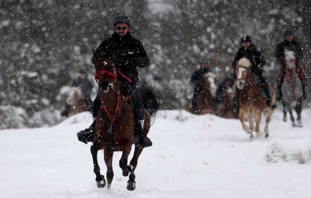 Karlar üstünde dört nala özgürlük