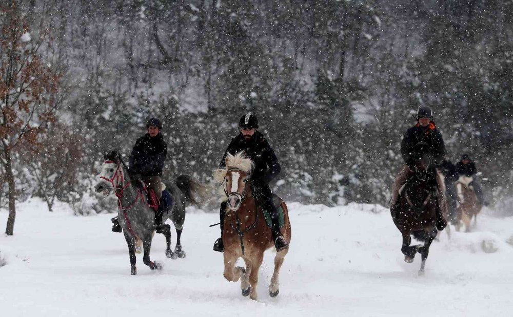 Karlar üstünde dört nala özgürlük