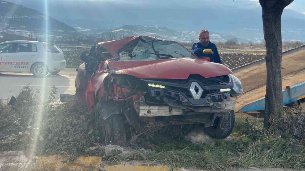 Otomobil aydınlatma direğine çarpıp takla attı: 2 yaralı