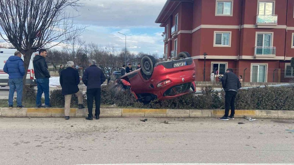 Otomobil aydınlatma direğine çarpıp takla attı: 2 yaralı