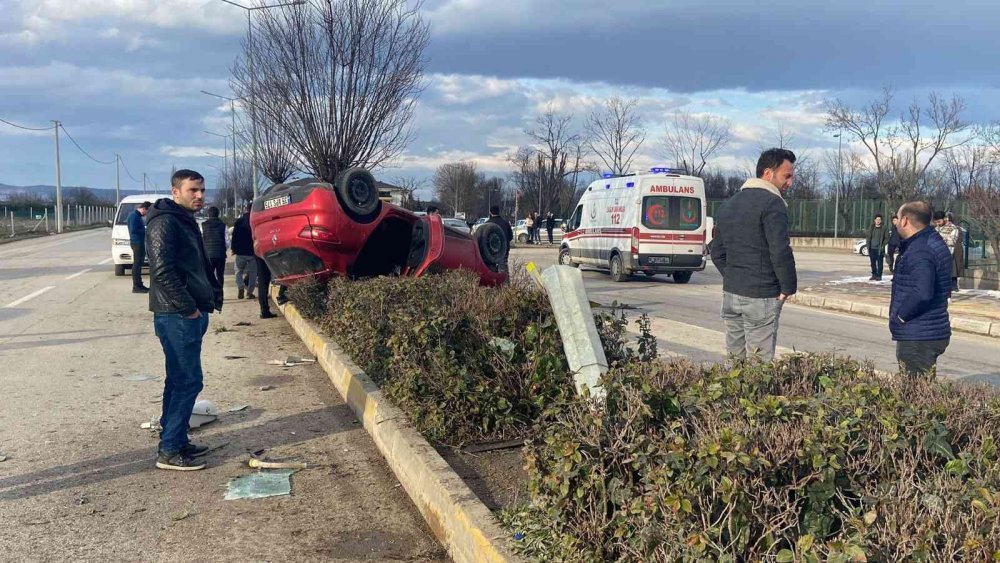 Otomobil aydınlatma direğine çarpıp takla attı: 2 yaralı