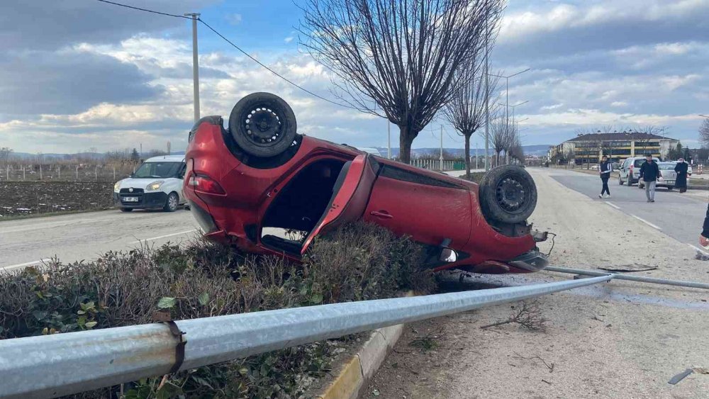 Otomobil aydınlatma direğine çarpıp takla attı: 2 yaralı