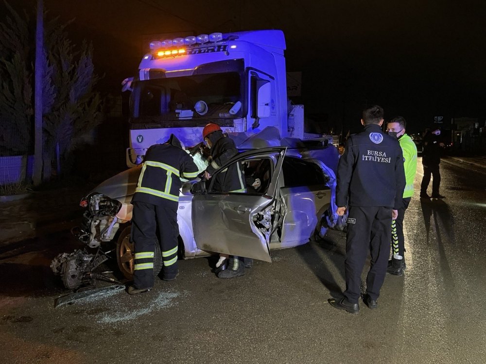 Tırla otomobil kafa kafaya çarpıştı