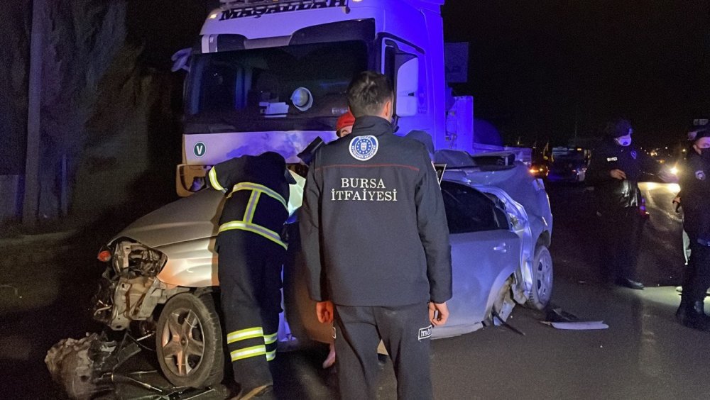 Tırla otomobil kafa kafaya çarpıştı