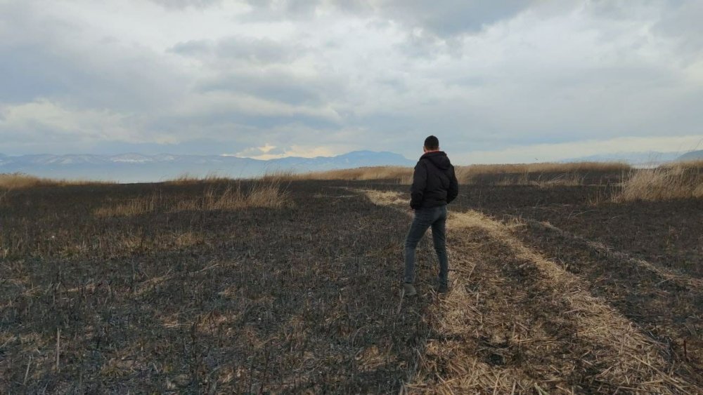 Otluk alanda çıkan yangının izleri gün ağarınca ortaya çıktı