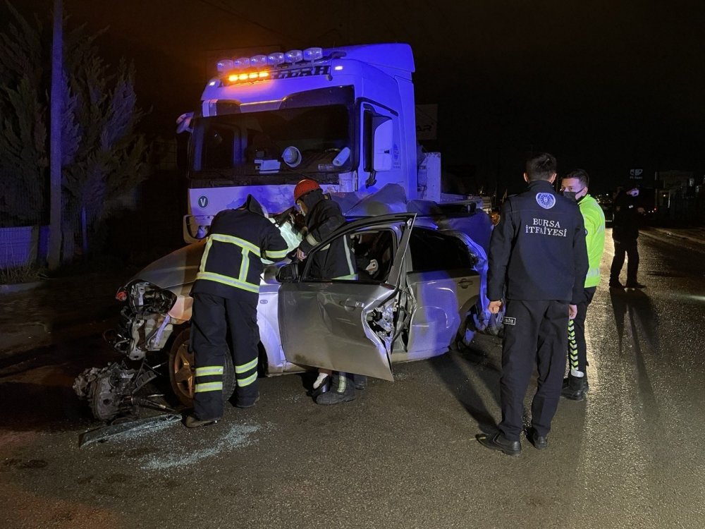 Tırla otomobil kafa kafaya çarpıştı