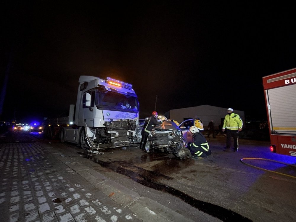 Tırla otomobil kafa kafaya çarpıştı