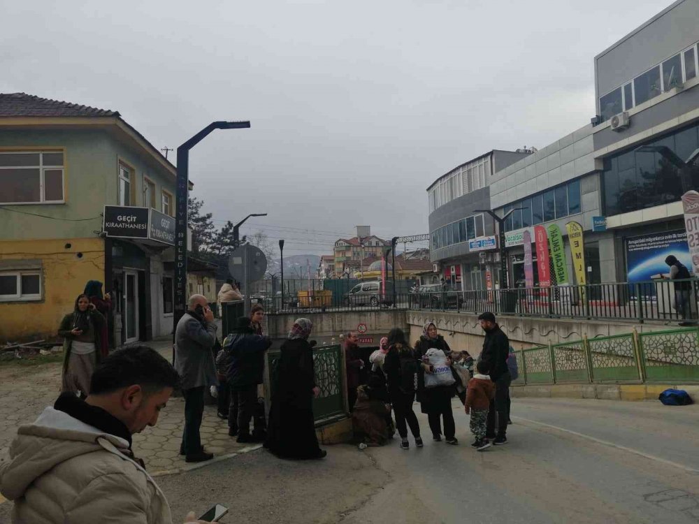 Yolcu otobüsü alt geçitte sıkıştı, ekipler seferber oldu