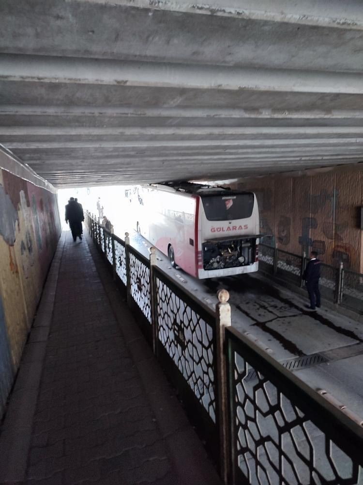 Yolcu otobüsü alt geçitte sıkıştı, ekipler seferber oldu