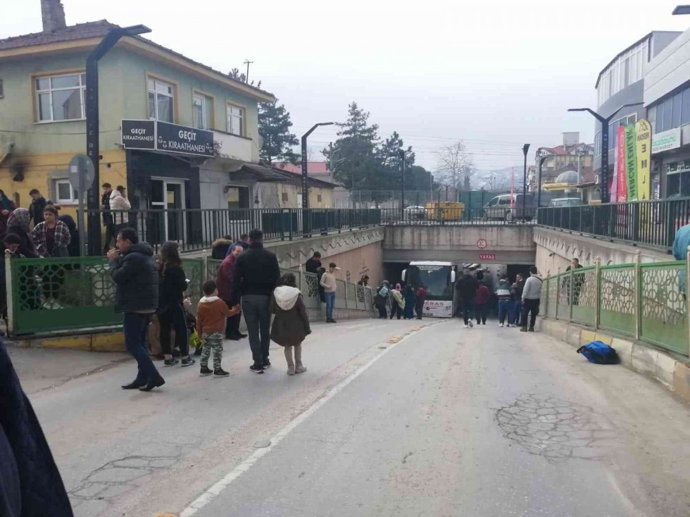 Yolcu otobüsü alt geçitte sıkıştı, ekipler seferber oldu