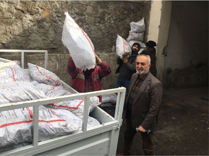 inhisar-belediyesinden-suriyeli-ailelere-komur-yardimi1.jpg