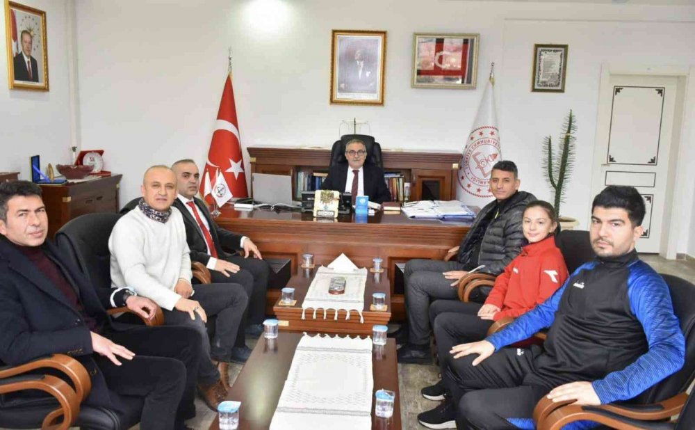 Milli Takım kampına davet edilen başarılı sporcu İl Milli Eğitim Müdürü Akyol’u ziyaret etti