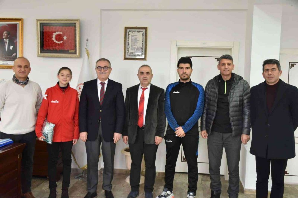 Milli Takım kampına davet edilen başarılı sporcu İl Milli Eğitim Müdürü Akyol’u ziyaret etti