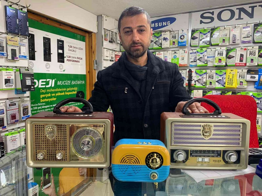 Nostaljik görünümlü yeni teknolojiye uyumlu radyolar