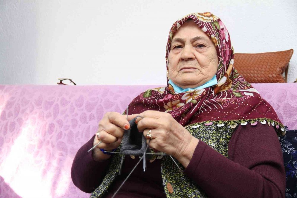83 yaşındaki Ayşe ninenin ördüğü patikler Mehmetçik için