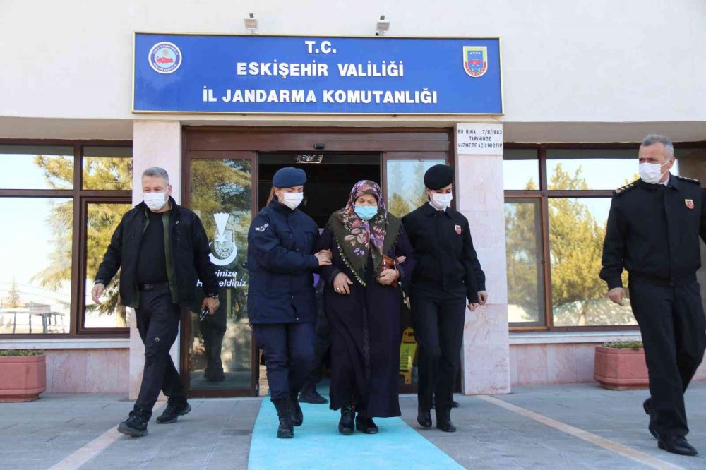 83 yaşındaki Ayşe ninenin ördüğü patikler Mehmetçik için