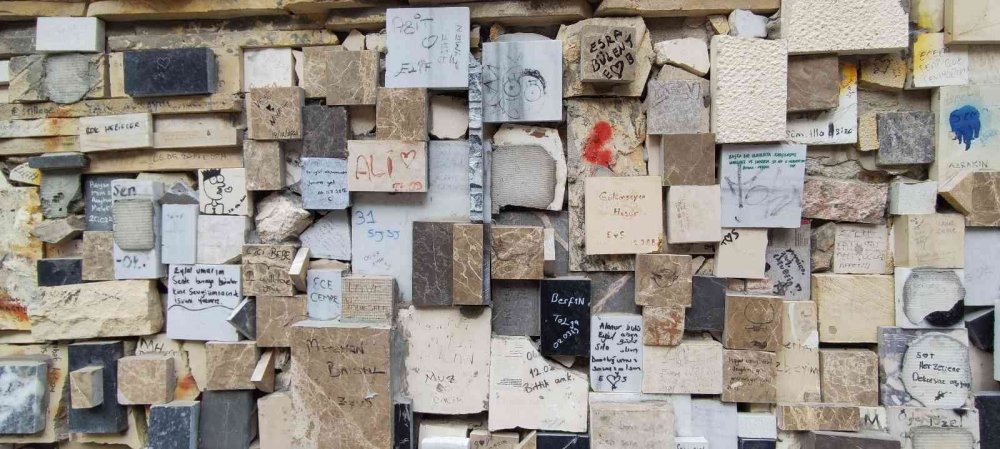 Aşıklar evin duvarlarını şiir kitabına çevirdi