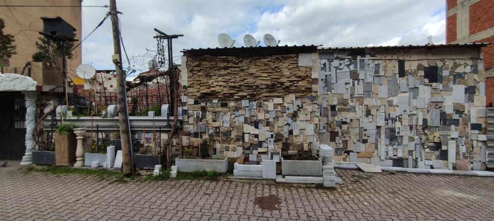 Aşıklar evin duvarlarını şiir kitabına çevirdi