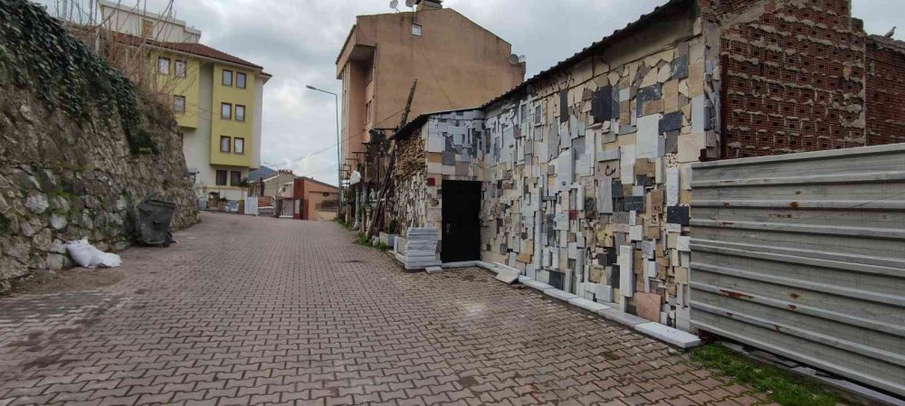 Aşıklar evin duvarlarını şiir kitabına çevirdi