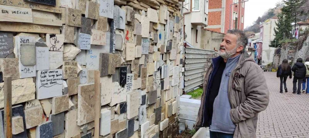 Aşıklar evin duvarlarını şiir kitabına çevirdi