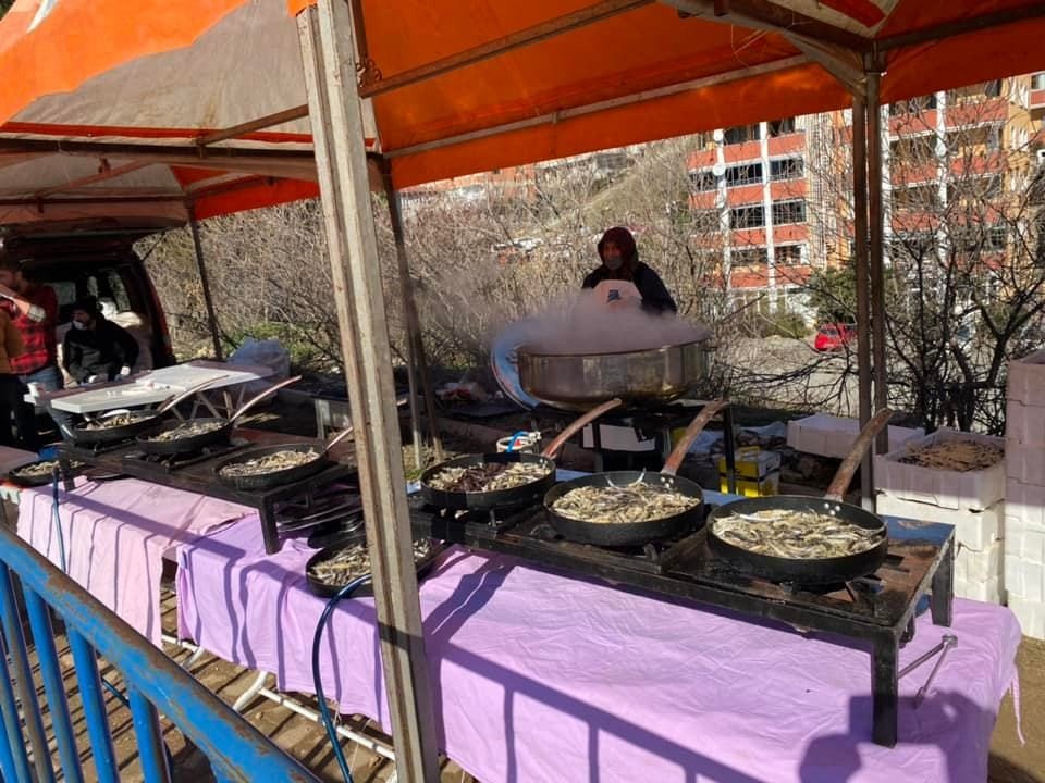 Bilecik’te 1 buçuk ton hamsi dağıtıldı