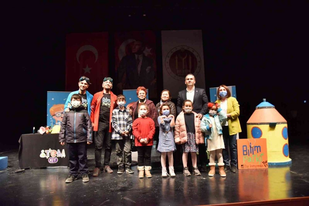 Bilim şenliğine katılan çocuklar hem eğlendi hem öğrendi