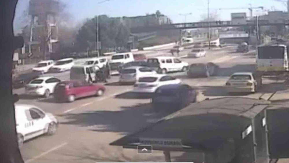 Bursa’da bir ihmal faciaya yol açıyordu...9 araç birbirine girdi, o anlar kamerada