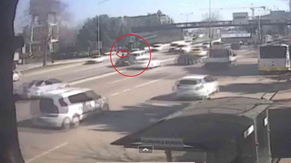 Bursa’da bir ihmal faciaya yol açıyordu...9 araç birbirine girdi, o anlar kamerada