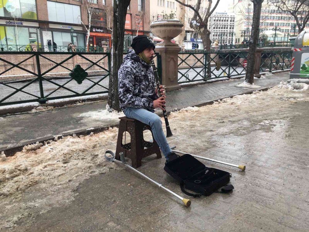İç savaşta bir bacağını kaybetmesine rağmen hayata küsmedi