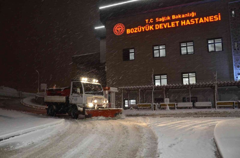 Bozüyük’te kar temizleme çalışmaları devam ediyor